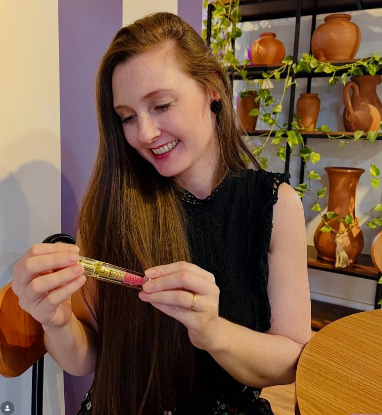 Gisele Tavella apresentando um produto Nutri Gloss